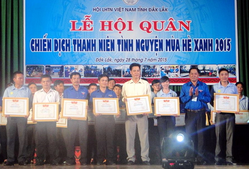Trao bằng khen của Trung ương Hội LHTN Việt Nam cho các tập thể và cá nhân xuất sắc